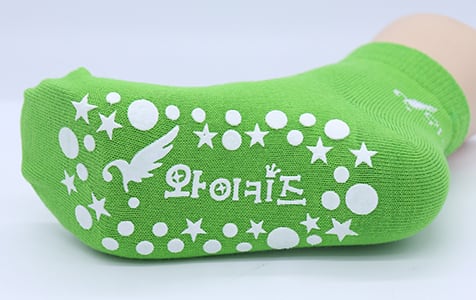 와이키즈 한글이 적힌 논슬립 양말