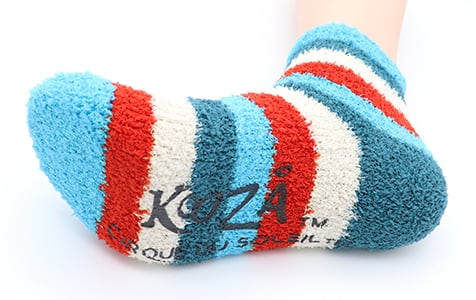 알파벳이 적힌 줄무늬 수면 양말