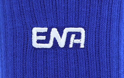 알파벳 로고가 그려진 파랑 양말