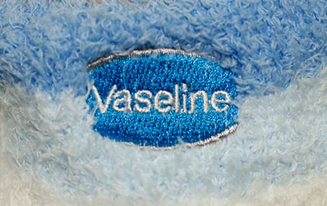 바세린 로고가 그려진 하늘색 수면 양말