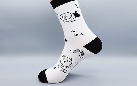 캐릭터가 그려진 흑백 색상의 양말