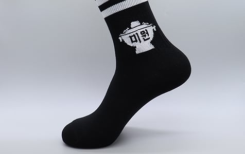 회사 로고가 그려진 검정 양말